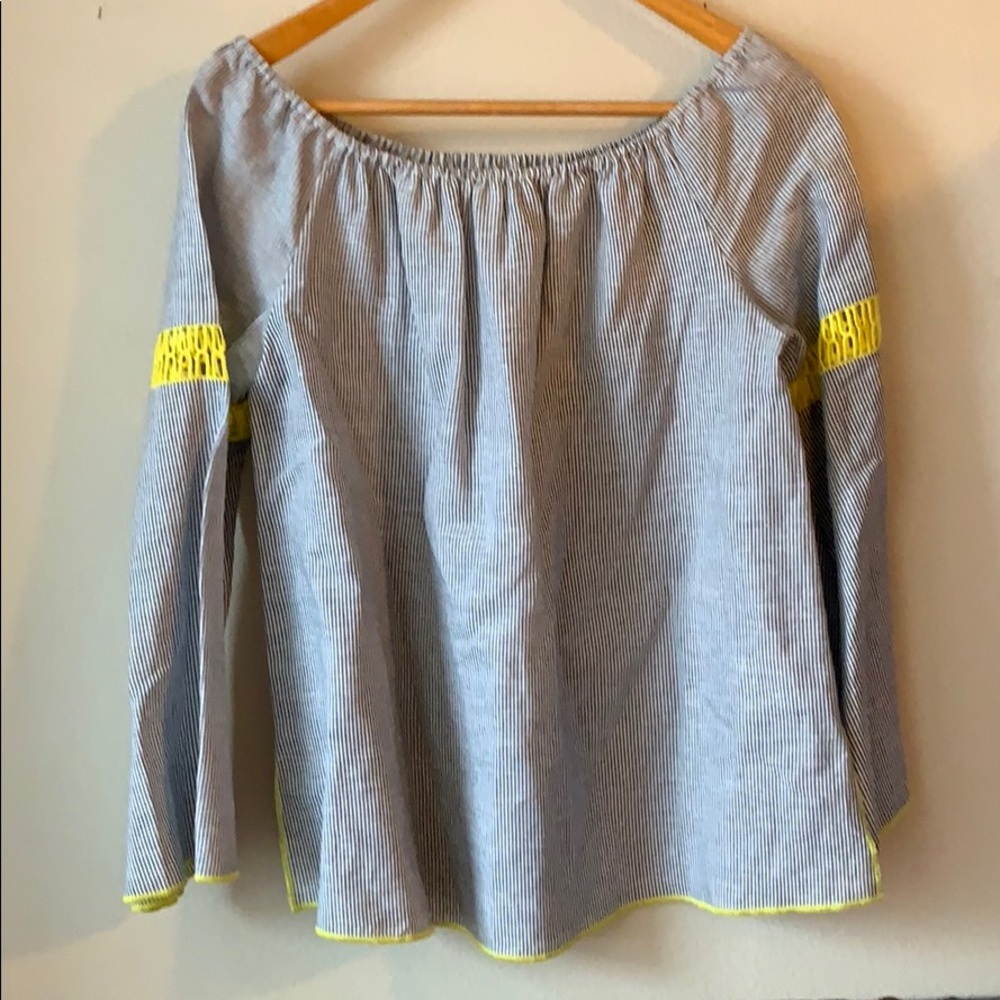 Very cute shoulder shirt!